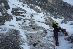 Die erste Länge nach dem Zustiegsschneefeld. Wir hatten wohl relativ viel Schnee. Zwar war der erste Stand leicht zu finden, der im Topo erwähnte Normalhaken war allerdings unter dickem Eis