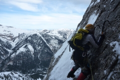 Auf den ersten Blick ziemlich anspruchsvoll, dann aber gut lösbar: Der kurze Quergang zu Beginn der vierten Seillänge