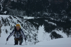 den 5. und 6. Stand habe ich nicht gefunden, deshalb sind wir am laufenden Seil weiter. Mit zwei Friends und einem Keil war das durchaus vertretbar abzusichern. Der 6. "Stand" war dann über Körper in einem kleinen Bergschrund.