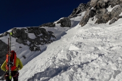 Wir tragen die Ski komplett den Berg hoch. Gut 1000hm. Der Schnee was schlicht zu eisig um auch mit Harscheisen vernünftig unterwegs zu sein