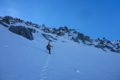 Ab ca. 100m unter dem Gipfel wird es zu eisig und zu steil und wir gehen mit Steigeisen weiter. Die Ski hinauf zu tragen war eine gute Idee:)