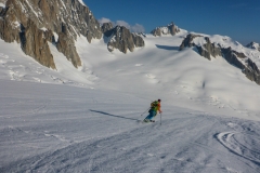 Die Ski machen dann auch den Zustieg zur Pointe Lachenal am nächsten Morgen zum grossen Vergnügen