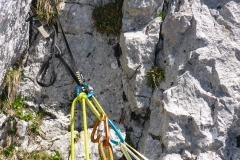 Den Einstieg haben wir schon ein bisschen gesucht...Die im Topo verzeichnete Gufel hab ich nicht gesehen aber der Kamin ist der Hinweis. Hier kein Haken! Wir haben im Aufstiegssinn wenige Meter links unterhalb des Starts eine grüne Sanduhrschlinge hinterlassen (um uns den Schrofenwackler zu sparen...).