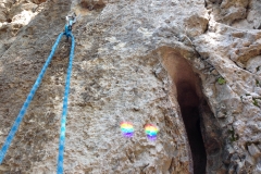 Klettern bei Balazuc. Die Prismenbrille malt bunte Lichter an den Fels