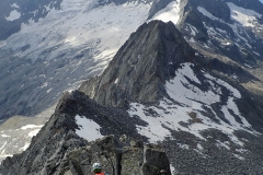 Abstieg über den Südost-Grat des Monte Sissone. Im Hintergrund erhebt sich der Monte Disgrazia.