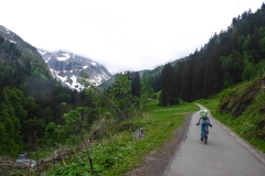 Man kann nicht nur bis zum Giebelhaus radeln, sondern bis zur Pointhütte. Oder 200m davor wo man links weg muss. Klar, ich hab geschoben, aber runter ist allererste Sahne