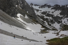 Es ist noch genug Schnee für enen Schnellabstieg vorhanden (Pickel und Steigeisen haben wir kurz hinter der Hütte zurüvkgelassen)