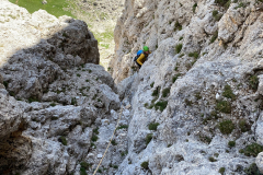 Der Ausstieg aus der Rinne (Ende 4. SL im Bergsteigen.at Topo) ist Steinschlaggefährdet, den Stand besser so weit links wies geht, unter einer steilen Wand einrichten (viele Sanduhren)