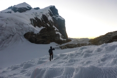 Start ist am nächsten Morgen um 2. Der Weg zieht recht steil die Schrofen hinauf bis man endlich das Eis erreicht. Von dort sind es noch eineinhalb Stunden bis zum Gipfel des Maparaju