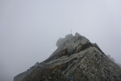 Wir bleiben kaum 30 Sekunden oben, wegen des Nebels haben wir ein wenig Sorge um den Abstieg