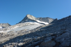 Der Turnerkamp. Der fast waagrechte Gratausläufer oberhalb des Eisfeldes ist die Sattelschneide. Die Scharte auf 3220m ist da wo der Gipfelaufbau beginnt