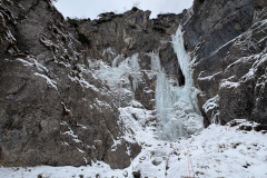 Wir sind das linke Schild rauf, dann geht das Eis aus um die Via Classica fortzusetzen. Über die anderen Fälle rinnt sehr viel Wasser, man würde eher ersaufen als runterfallen