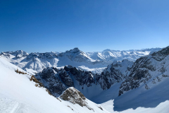 Man kann so aufsteigen das man östlich des Winterelfers (2334m) rauskommt oder ein Kar weiter sodass man direkt in der Scharte für die Abfahrt rauskommt. Wir sind direkt gegangen (aus Unwissenheit:))