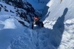 Dann hinab. die ersten ca. 40m schon so um 50°. Eine Abseilstelle haben wir in der Scharte nicht gesehen, da aber nach 20m Skiers left und nochmal nach 25m Skiers right je ein Bolt kommen um ca. 80 abseilen zu können sollte da schon was sein.