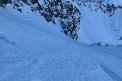 Wenn die Rinne breiter wird herrscht gepresster aber durchaus homogener und gut fahrbarer Schnee vor