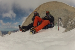 Cumbre! Nach stundenlangem frieren im eiskalten Wind ein windstilles Plätzchen. Gelegentich kommt etwas Sonne und wir bleiben fast eine halbe Stunde oben