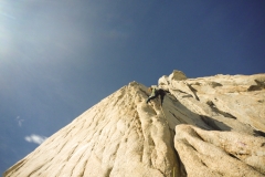 Weiter immer am Grat. Es kommen noch drei 60 Meter Längen. Die Bewertung in Garibottis Topo (6a) ist nicht nachvollziebar, das Gelände ist mit ca. 5 deutlich leichter. Reiner Genuss!