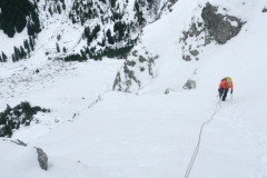 Die erste Seillänge sollte 60 Meter haben. Da wir nur ein 50m Seil hatten hab ich mir nichts gedacht und bin hinterhergeschlappt. Geli ist immer weiter. Eigentlich sind wir die ganze Wand gleitend gegangen