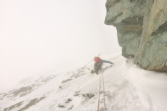 Über Nacht hatte es 15cm Neuschnee. Wie angekündigt sind die Wolken noch da und um 3 Uhr ziehen wir im Nebel los. Dank der Spur dreier Vorarlberger Bergsteiger in der Facilides Rinne sind wir in kaum einer Stunde am Einstieg