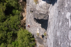 Ich dachte die Linie sieht ganz gut aus und bin eingestiegen. Da hier nur wenig geboltet wird ist die Orientierung oft nicht ganz so einfach. Erst oben merke ich dass wir in "Kiddie Corner", 5.10a trad, sind