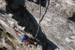Ich werde nachdenklich: Muss man wirklich bohren wenn da ein Riss ist? Muss man einen Stand bolten der neben einem soliden Köpfel ist? Die Leut da drüben tuns jedenfalls nicht und ich finde es nicht falsch