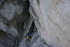 Verena klettert zum Quergang am Ende der ersten Länge von "Corrugation Corner"