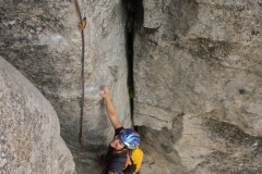Meiner Meinung nach ein kleiner Pfeiler, aber sicher kein Grat. Mich hat das reichlich verwirrt und ordentlich eingeschüchtert. Einfach zu, der Weg ist logisch!