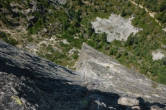 Die letzte Seillänge, besser die letzten beiden. Unser Seil, vielleicht 53m, war zu kurz und wir mussten simultan gehen. Besser einen Zwischenstand einrichten. Dies ist an Köpfeln kurz nach dem kleinen Überhang gut möglich