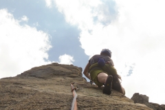 "Beer and a Hot Hot Dog, two Bucks". Herrliche Kletterei an einer Kante (5.8) in Luthers Spires nahe South Lake Tahoe