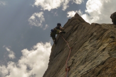 "Beer and a Hot Hot Dog, two Bucks". Beste Kletterei entlang kleiner Leisten. Luthers Spires nahe South Lake Tahoe