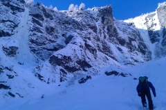 Eine grandiose Arena! Für den Zustieg sind Ski oder Schneeschuhe zur Zeit nicht nützlich...Stecken durchaus. Erwähnenswert auch, das Mordor ab 9:30h (Anfang Feb) Sonne bekommt