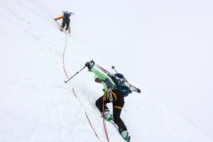 200hm über dem Lombardibiwak eine blanke Passage. Steigeisen raus für nur 15 Meter...