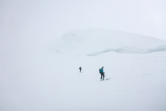 Wir eiern bei schlechter Sicht die Aufstiegsspur entlang hinunter