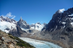 Immer wieder beeindruckend: das Torretal. Wenn man bedenkt das El Mocho und Mochito (die beiden schneebedeckten "Tonnen" rechts unterhalb vom Cerro Torre) zusammen 1000m Wandhöhe haben werden die Dimensionen klar