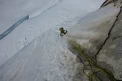 ganz schön steil der Scheiss. Kurz nach dem Bergschrund wartet eine plattige Felsstelle (M4). Hier hängt zwar ein Fixseil aber das verschwindet einfach im Schnee. Man weiss also nicht woran man hängt...eher ein Tanz auf rohen Eiern