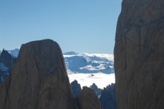 Der Blick zwischen Aguja Desmochada und Aguja de la Silla auf das Inlandeis