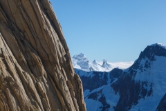 Links die Aguja Poincenot mit dem Blick nach Süden auf (vnlr) Cerro Frande, Pta. Luca und Pta. Mini Torre. Rechts im Vordergrund Cerro Adela Sur. Was für ein Geschenk hier sein zu dürfen!