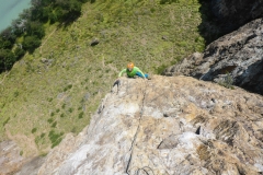 Dann das Highlight in der dritten Länge (6b+, 40m): Imm Prinzip wurde die Route Pocketed Arete von der Bruja einfach hierher dupliziert: Riesenhenkel, steil, genial. Eine knifflige Stelle
