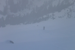 Das Schuttfeld hoch in einer guten Spur. Aber es ist warm. Eigentlich wissen wir es: zu warm. Es hat Bodennebel und ich bin mir sicher das oben die Sonne scheint. Immer wieder scheint es blau durch. Nicht optimal