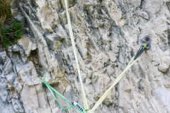 Eher untypischer Stand für die Route, dafür mit allem was es so gibt: Normalhaken, rostiger 8mm Bolt, Minisanduhr. In der Regel sind die Stände gut bis top eingerichtet. Zwischensicherungen sind eher rar aber an den schweren Stellen vorhanden