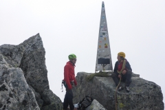 schöner Spass! Eine herrliche lange Tour auf einen schönen Gipfel. Wir waren nach kaum 4:30 oben und entscheiden uns geegen das Abseilen. Wir haben genug Zeit um aussen herum zu laufen
