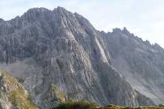 Den Zustieg kannten wir ja schon vom Plattenzauber. Der Melzergrat ist der Aufschwung rechts der grossen Höhle. Direkt an der Höhle ist die Melzerplatte...also rechts davon ...mit Sonne