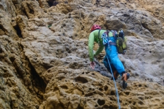 Als Zugang dient die Route Dolomiti. Hier muss über 4 Seillänger selbst abgesichert werden (bis 4+, wenige kleine und mittlere Cams)