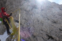 das spart uns den Wiederaufstieg durchs Couloir (Abseilstelle ist intuitiv zu finden: 15m nach rechts oben. Lieber 2x abseilen wegen Seilhänger, Stände eingerichtet (NH, Köpfel))