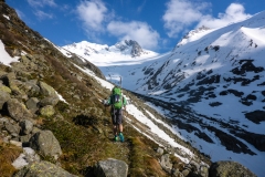 dort dann eher den schon aperen Sommerweg zur Hütte: Der Winterraum ist gut ausgestattet, hat Töpfe, Pfannen, Teller Tassen und Besteck. Es ist sauber und hat Brennholz