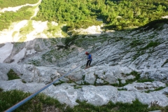 Wir sind abgeseilt. Da keine Seilschaft hinter uns war einfach schneller. Aber: 50m Seile sind fast a bissl knapp. Mit 60er Seilen gehts auf 4x über eine perfekte Piste runter. Bissl Vorsicht bei den Ständen: Baumarktkettenglieder und stellenweise schon ordentlich Rost!