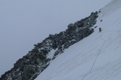 und bei eher bescheidenem Wetter zur NW-Flanke der Aiguille du Toule. Hier ist gerade bester Trittfirn