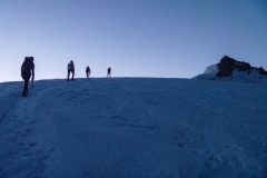 Von der Cosmique dann auf einer gut ausgetretenen Spur zum Mont Blanc du Tacul