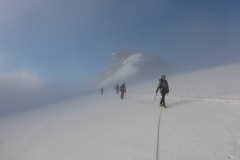 Nächstes Ziel: Tour Ronde. Den Normalweg kann man derzeit komplett vergessen. Wäre der Steinschlag nicht stellt der Bergschrund ein echtes Hindernis dar.
