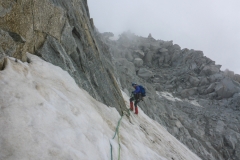 Wir entscheiden uns kurz östlich des Normalwegs aus Zeitgründen auf den Gletscher abzuseilen. Stände sind alle 50m optimal steinschlaggeschützt eingerichtet